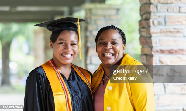 african-american high school graduate and mother - laatstejaars high school stockfoto's en -beelden