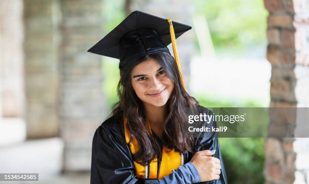 portrait of a female high school graduate - laatstejaars high school stockfoto's en -beelden