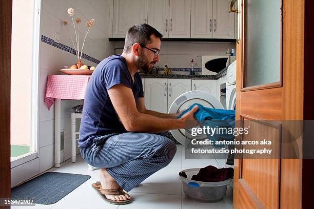 man in kitchen - tarea doméstica fotografías e imágenes de stock