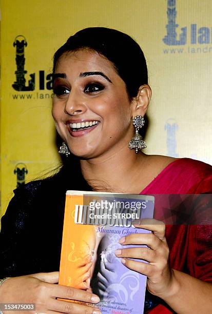 Indian Bollywood actress Vidya Balan poses during the unveiling of the book ‘Unhooked’ by Munmun Ghose in Mumbai on October 5, 2012. AFP PHOTO/STR