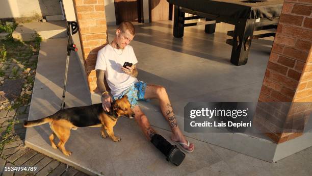 gebrochener tätowierter mann fotografiert seinen glücklichen hund - contact sheet stock-fotos und bilder
