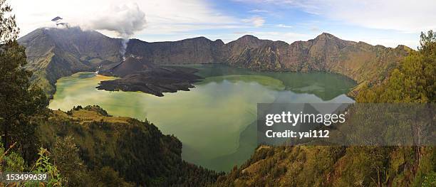 ácido lago de rinjani volcán - mount rinjani fotografías e imágenes de stock