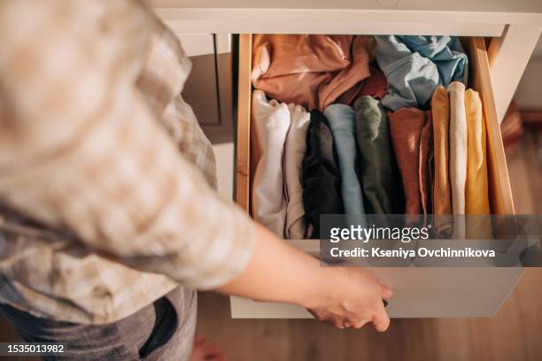 chest of drawers with hand clothes - woman flat chest 個照片及圖片檔