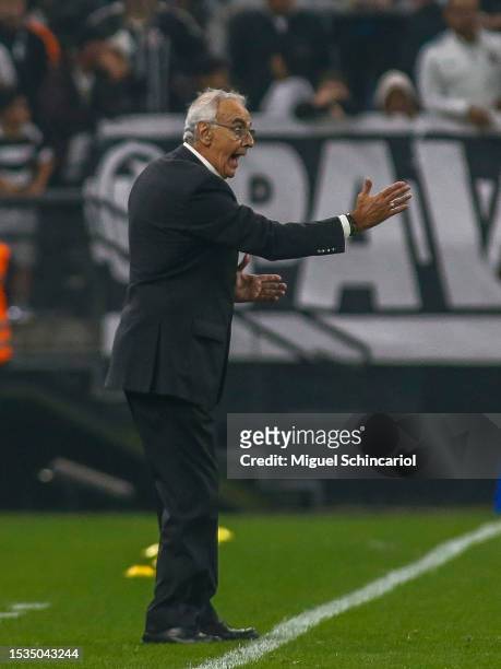 Universitario team coach Jorge Fossati gestures during the first leg of the round of 32 playoff match between Corinthians and Universitario at Neo...