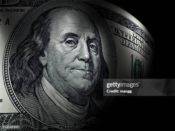 benjamin franklin'primer plano de cien dólares estadounidenses - american one hundred dollar bill fotografías e imágenes de stock