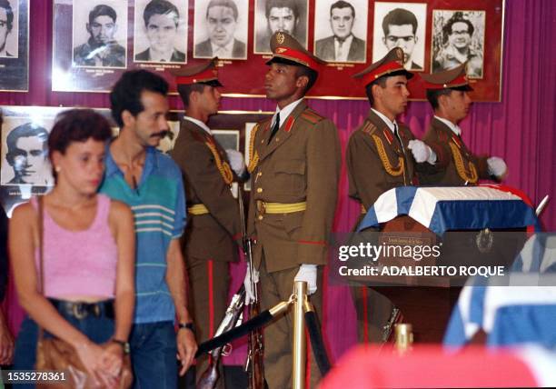 Soldados miembros del peloton de ceremonias de las Fuerzas Armadas cubanas hacen un cambio de guardia frente al feretro con los restos del Che...