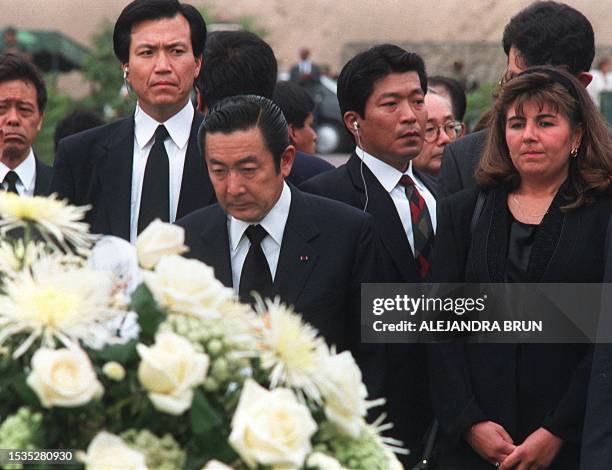 El primer minsitro del japon Ryutaro Hashimoto hace una reverencia10 Mayo frente a la tumba del Coronel Juan Valer, en un cementerio de esta ciudad a...