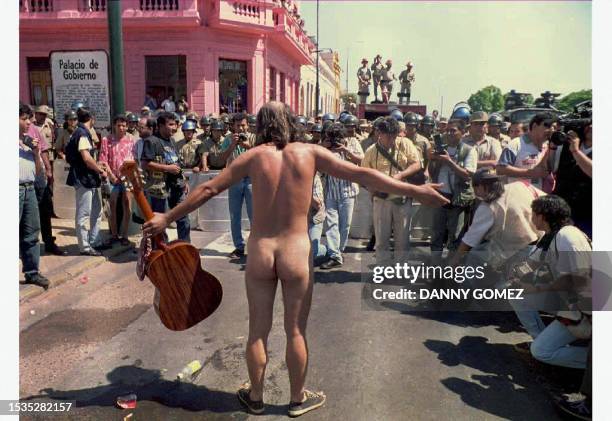 El dirigente campesino de los "Sin Techos" Alberto Rodas se desnuda en plena marcha campesina el 19 de Marzo en Asuncion, Paraguay. Rodas y los...