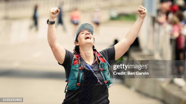 powerful marathon finish line celebration moment - marathon ziel stock-fotos und bilder
