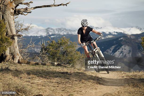 girl mountain biking on a scenic trail. - straßen radfahren damen stock-fotos und bilder