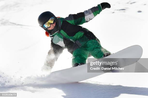 close up of a kid on a snowboard. - prancha de snowboard - fotografias e filmes do acervo