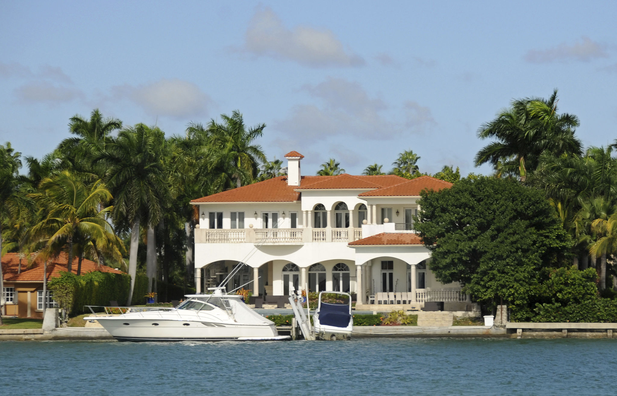 Luxury waterfront house Luxury waterfront house