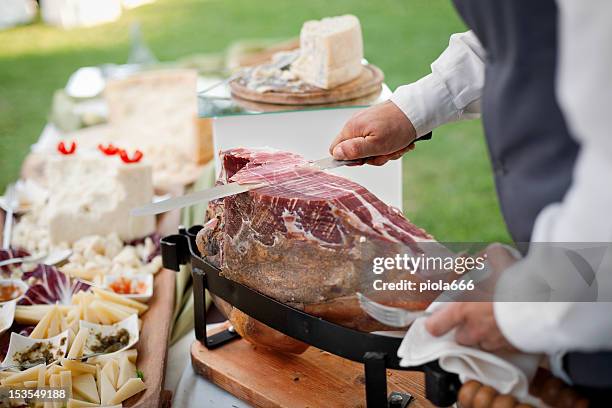 chef schneiden prosciutto jam in einen catering-service - catering buffet stock-fotos und bilder