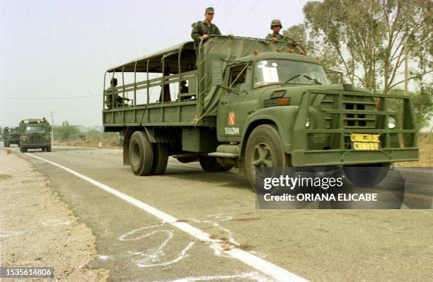 Un camion del Ejercito Mexicano pasa al lado de una de las siluetas de uno de 12 militares muertos, marcadas por el Ministerio Publico en el...