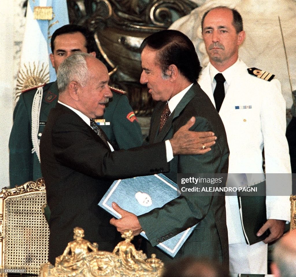 Banzer Incom El Presidente de Bolivia Hugo Banzer saluda a su par Argentino Carlos ...