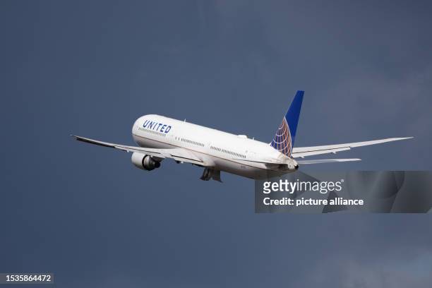 July 2023, Brandenburg, Schönefeld: A Boeing 767-424 of United Airlines takes off from Berlin-Brandenburg "Willy Brandt" Airport . Photo: Soeren...