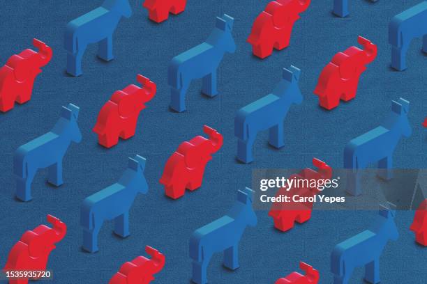 democratic blue donkey and republican red elephant - republikanische partei der usa stock-fotos und bilder