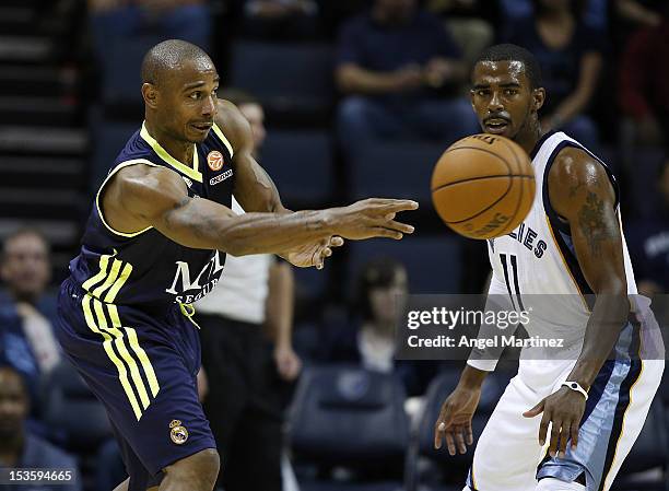 Dontaye Drape of Real Madrid passes the ball against Mike Conley of Memphis Grizzlies during the Euroleague American Tour 12 match between Memphis...