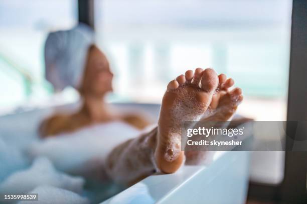 primer plano de los pies de la mujer en el baño de burbujas. - planta del pie fotografías e imágenes de stock