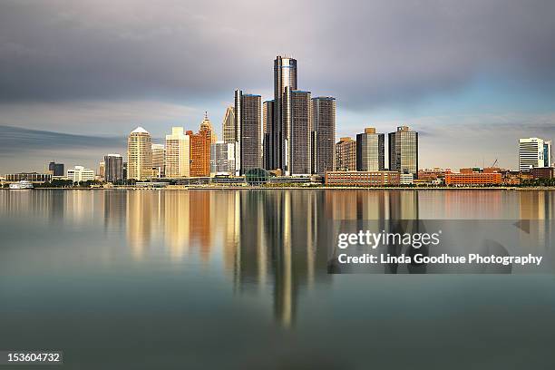 detroit michigan skyline reflections - detroit stock-fotos und bilder