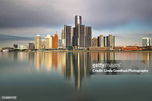 detroit michigan skyline reflections - detroit stock pictures, royalty-free photos & images