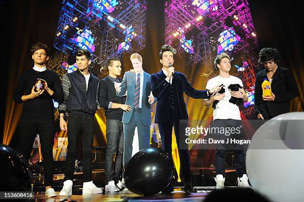 Liam Payne, Louis Tomlinson, Niall Horan, Zayn Malik and Harry Styles of One Direction accept an award from Nick Grimshaw at the BBC Radio 1 Teen...