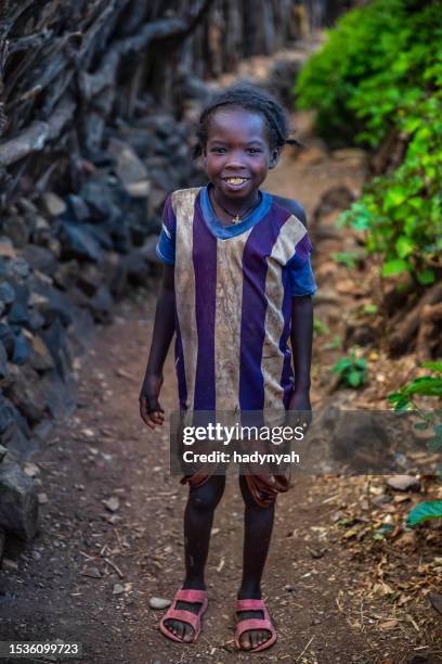 porträt eines jungen afrikanischen mädchens in einem steindorf in der nähe von konso, äthiopien, afrika - traditional ethiopian girls stock-fotos und bilder