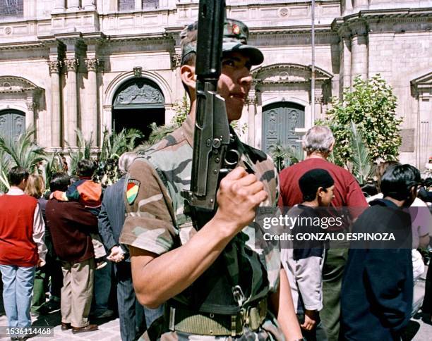 Soldier of the Bolivian Exercise patrols the Plaza de Arms in La Paz, Bolivia, 16 April 2000. Un soldado del Ejercito boliviano patrulla la Plaza de...