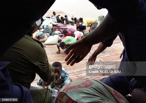 South African Defence Force soldiers rescue people onto a chopper , 03 March 2000 as they where picking up floodvictims from a rooftop on the Limpopo...