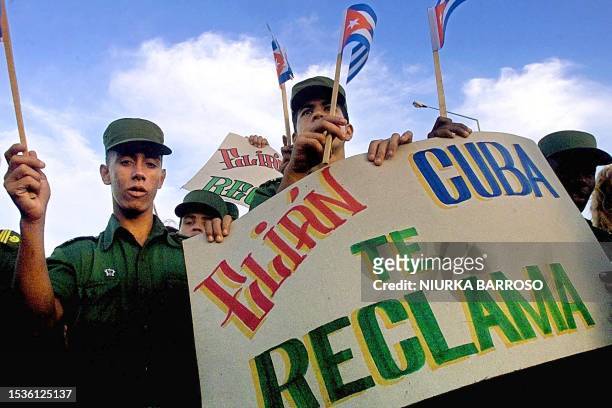 Cuban soldiers demonstrate in front of the Office of US Interests in Havana 08 December for the return of Elian Gonzalez. Militares cubanos...