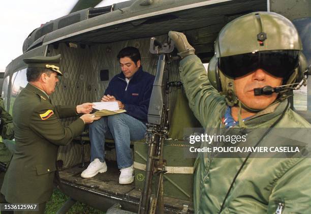 Suspected drug trafficker Jaime Lara Nausa signs his extradition papers at the Bogota airport during extradition to the US 21 November 1999. El...