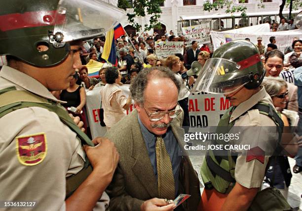 Assembly member Charles Brewer Carrias shows his credentials on entering the legislative building 01 Septembr 1999. El Constituyente Charles Brewer...