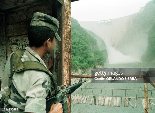 Soldier from the Honduran army observes 16 August 1999 a flow of water at a hydroelectric plant. Un soldado del ejercito hondureno observa el 16 de...