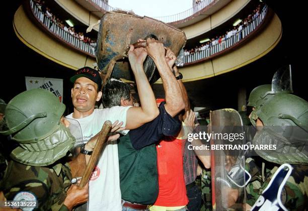 Members of an opposition party carry money collected by supporters of Venezuelan president Hugo Chavez 22 July during a protest in Caracas. Miembros...