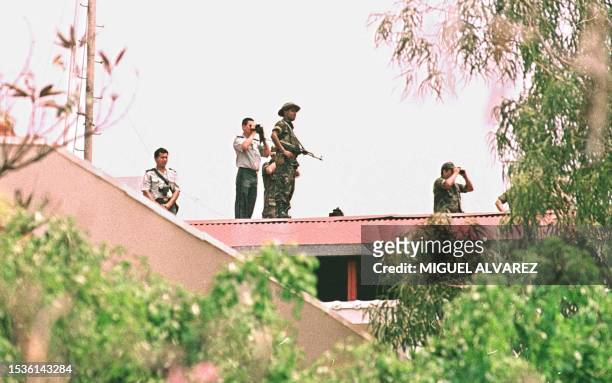 Soldados de las Tropas Especiales del Ejercito de Nicaragua vigilan, 01 de Mayo de 1999, desde la azotea de la Asamblea Nacional, la marcha y el...