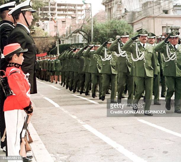 Un nino boliviano con uniforme militar observa junto a oficiales de la Fuerza Naval, el paso de un escuadra de jefes policiales, en La Paz 23 de...
