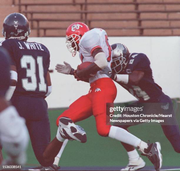 Fresno State tight end Jeremy Johnson scores a Fresno State touchdown in the first quarter after catching a pass from Fresno's QB David Carr. Rice's...