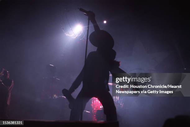 Scott Weiland of the Stone Temple Pilots performs at the Aerial Theater Thursday night. Photo by Steve Campbell. HOUCHRON CAPTION : Scott Weiland,...