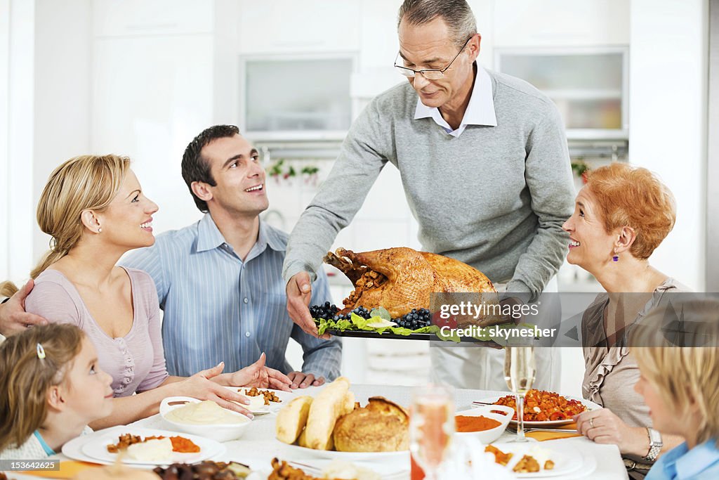 Grande famiglia alla cena tabella per il Giorno del Ringraziamento.
