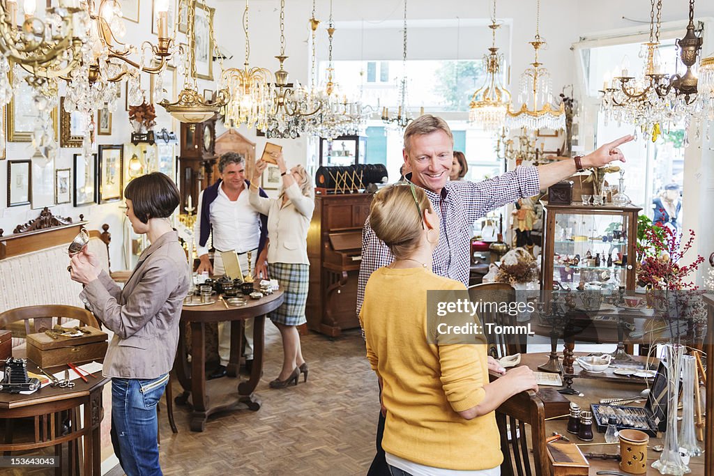 Les clients dans le magasin d'antiquités