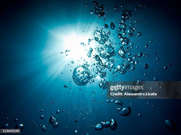 sea with air water balloon - unterwasseraufnahme meer stock-fotos und bilder