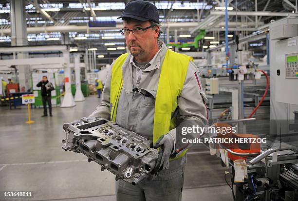 Psa Eb Engine 153 Automobile Production Inside Psa Peugeot Citroen Factory Stock ...