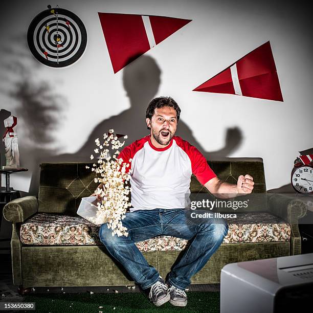 adulto joven hombre viendo el fútbol en televisión: objetivo. - mid adult men fotografías e imágenes de stock