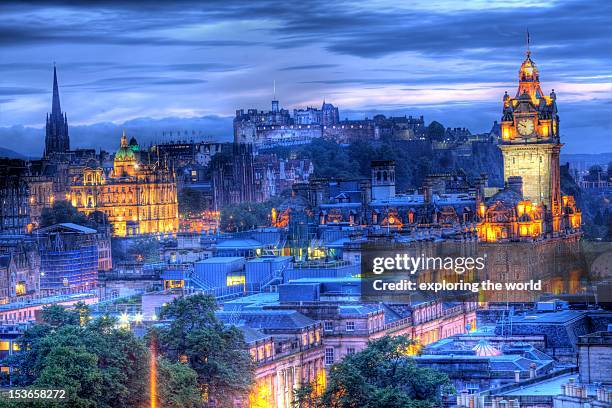 edinburgh castle at night - édimbourg photos et images de collection