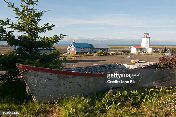 homer spit lighthouse with old boat - homer alaska stock-fotos und bilder