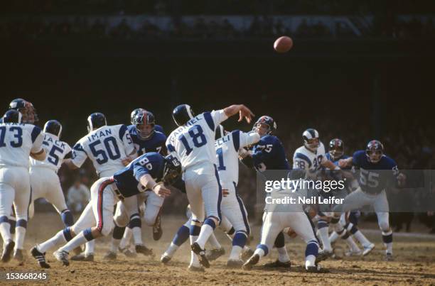 Los Angeles Rams QB Roman Gabriel in action, pass vs New York Giants at Yankee Stadium. Sequence. Bronx, NY CREDIT: Neil Leifer