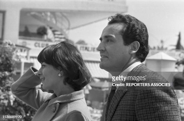 Vittorio Gassman et son épouse Juliette Mayniel dans les rues de Cannes le 12 mai 1966