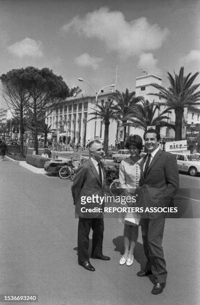 Vittorio Gassman et son épouse Juliette Mayniel dans les rues de Cannes le 12 mai 1966