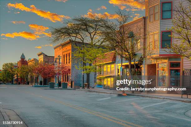 phoenix street at dawn - small town america stock-fotos und bilder