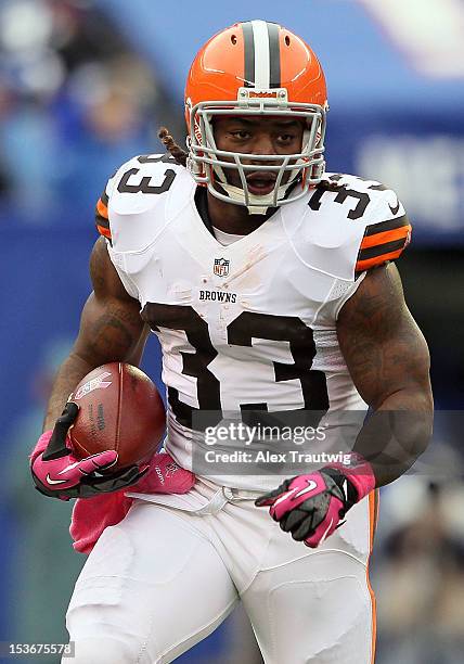 Running back Trent Richardson of the Cleveland Browns carries the ball against the New York Giants at MetLife Stadium on October 7, 2012 in East...